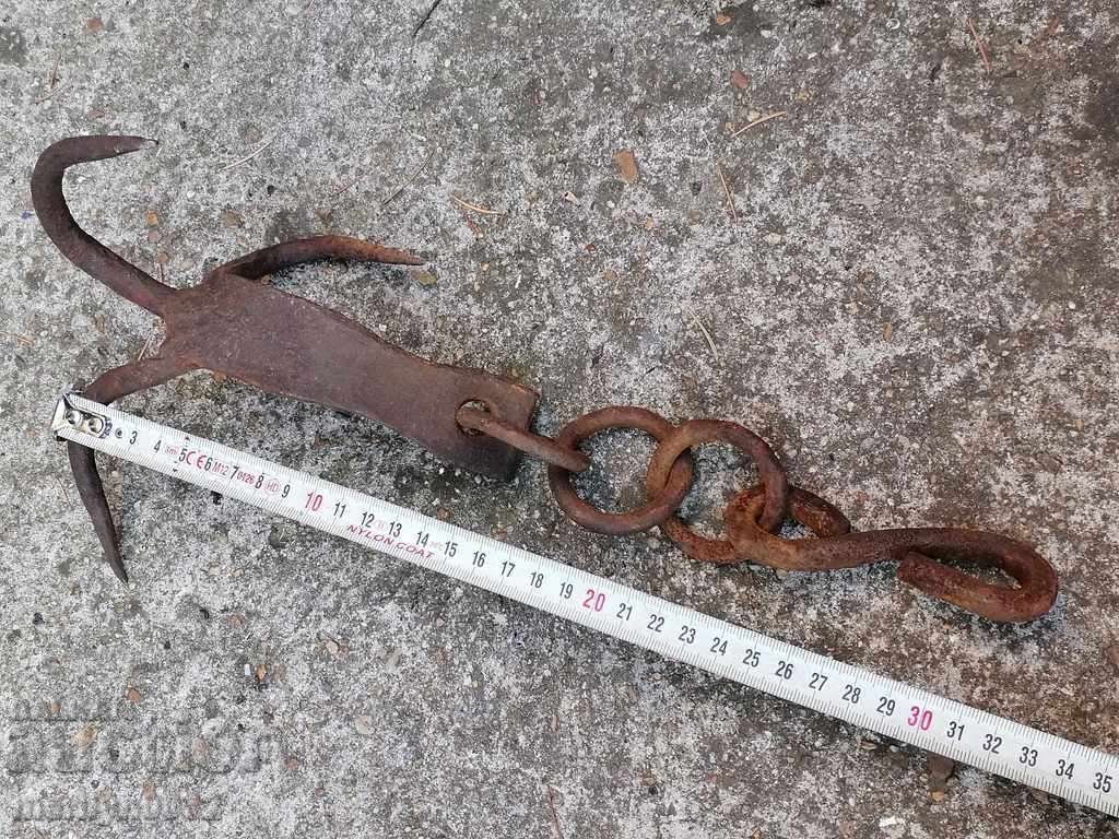 Livrarea Un cârlig de forjare antic, triplă ham Livrarea Un cârlig de forjare antic, triplă ham
