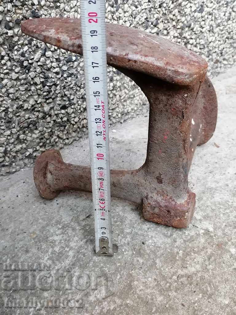 Auction Old shoemaker anvil, wrought iron Auction Old shoemaker anvil, wrought iron