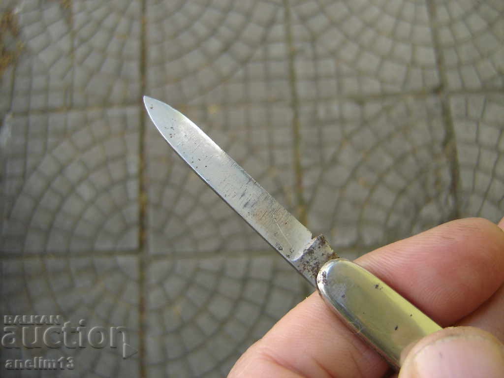 Delivery of COLLECTIBLE POCKET KNIFE