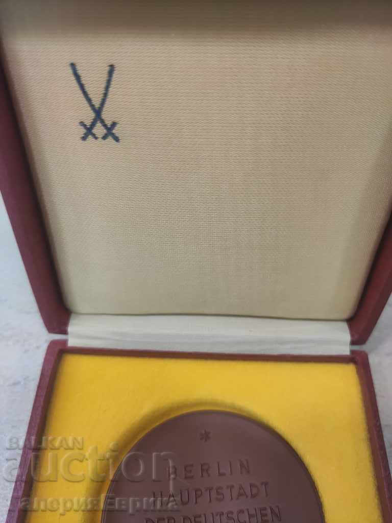 Delivery of Meissen Berlin Plaque Delivery of Meissen Berlin Plaque