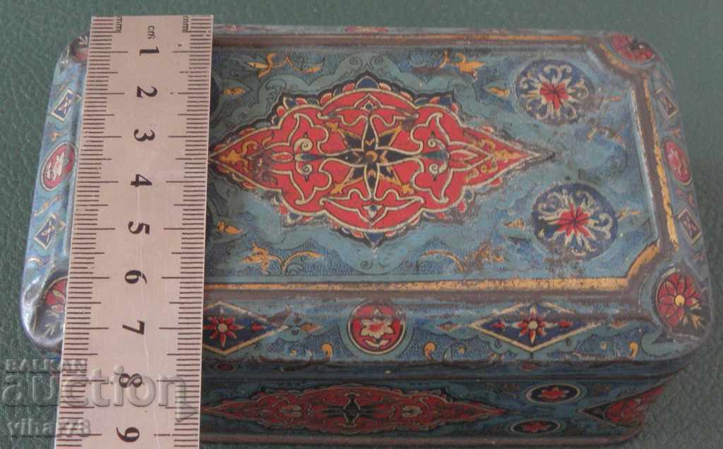 Аукцион стара метална кутия за колекция