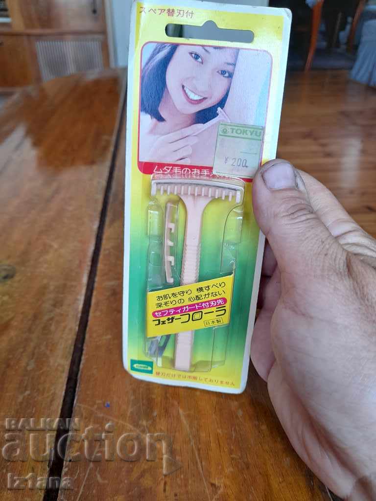 An old women's razor with price 12.00 BGN | € 6.14 An old women's razor with price 12.00 BGN | € 6.14