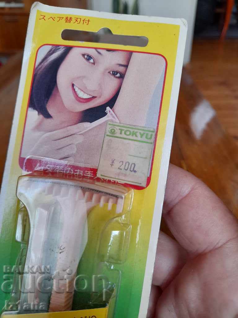 Delivery of An old women's razor Delivery of An old women's razor