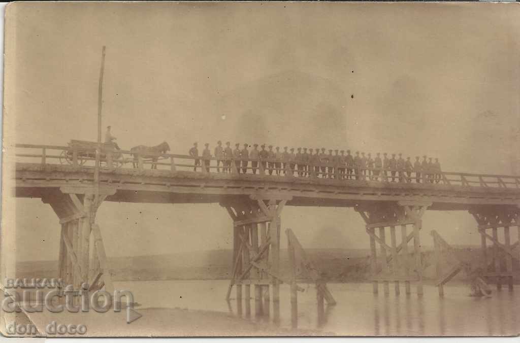 Стара военна снимка. ПСВ. Войници на мост над река.