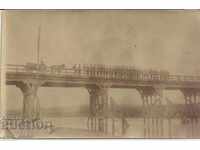 Fotografie militară veche. PSV. Soldații pe un pod peste un râu.