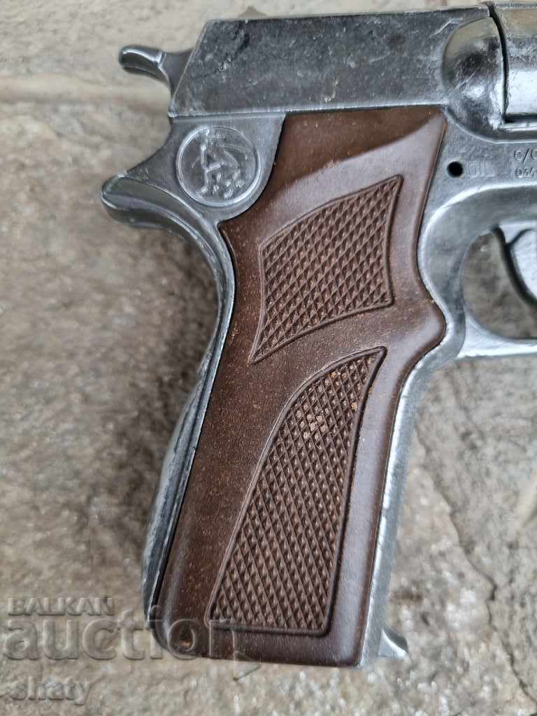 Pistolul. Revolver. cu preț 55.00 BGN | € 28.12 Pistolul. Revolver. cu preț 55.00 BGN | € 28.12