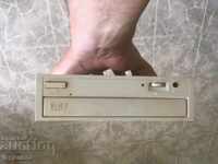 UTILIZARE PIESE CD-ROM-DRIVE-DESCHIS