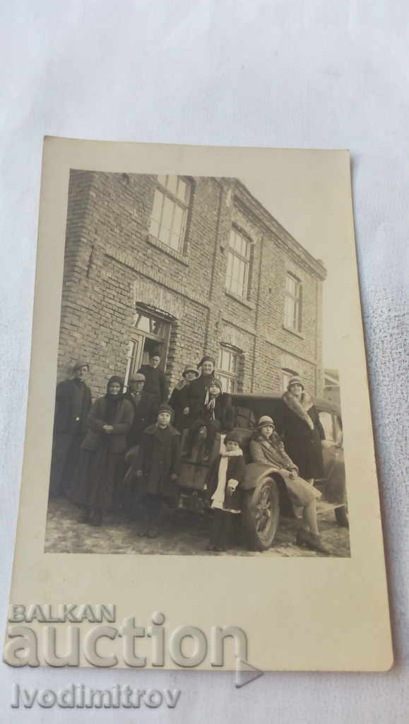 Fotografie Întreaga familie în jurul unei mașini retro