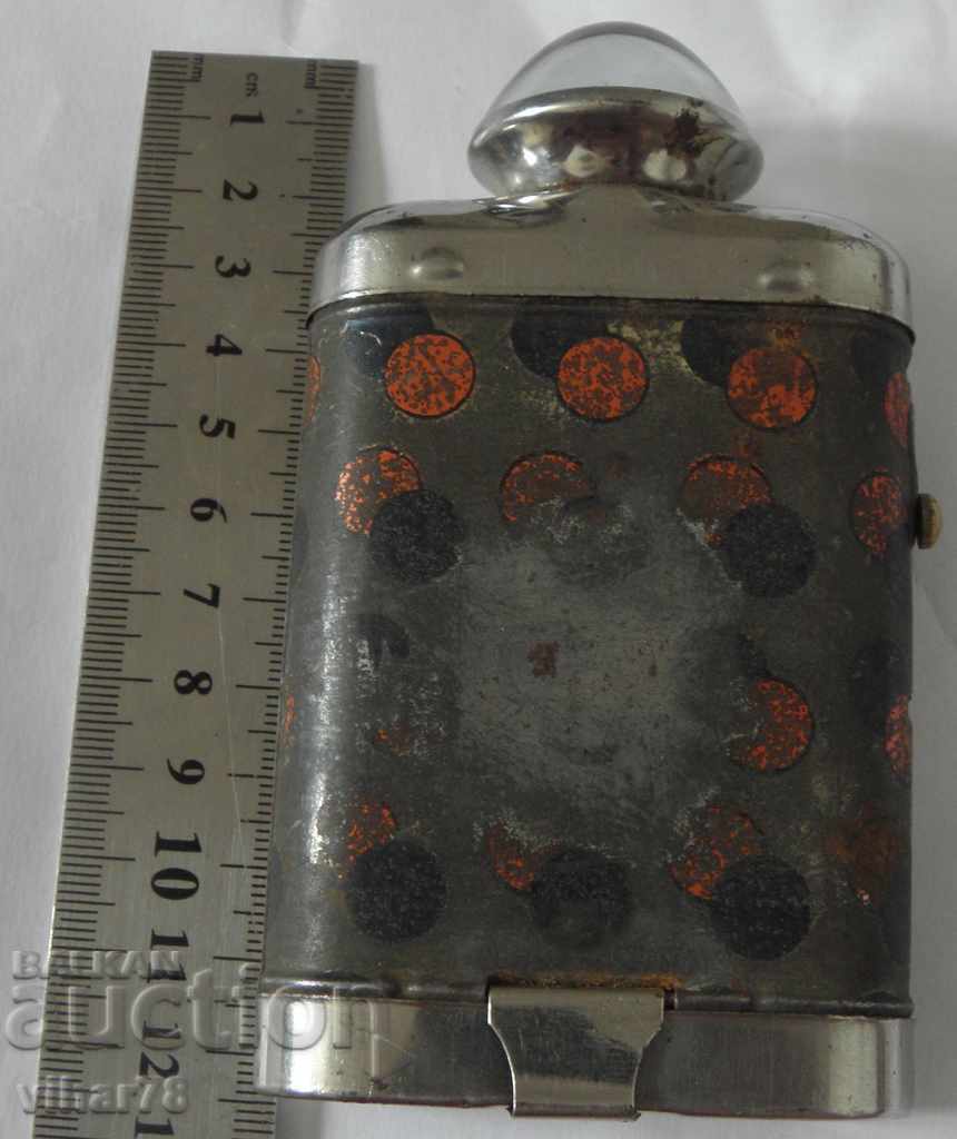 Livrarea Lanterna veche cu lupa