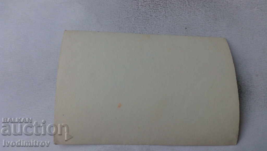 Φωτογραφία Δύο άνδρες και μια γυναίκα στο νερό με τιμή 2.45 BGN | € 1.25 Φωτογραφία Δύο άνδρες και μια γυναίκα στο νερό με τιμή 2.45 BGN | € 1.25