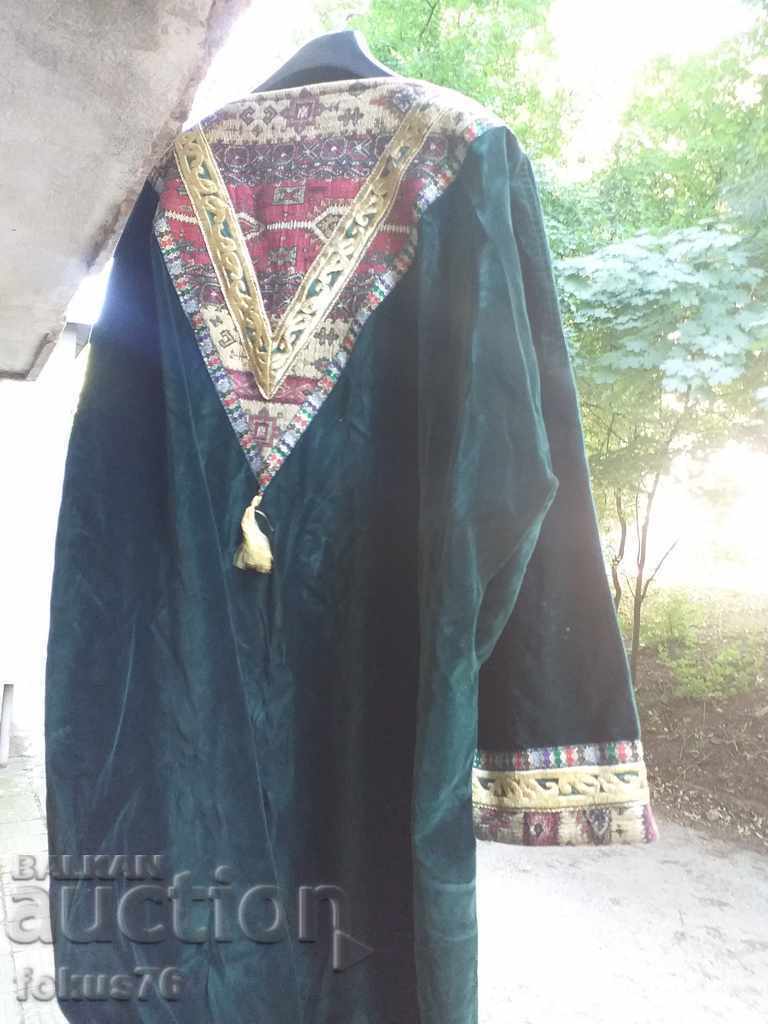 Costum Kaftan din catifea verde și broderie cu beteală