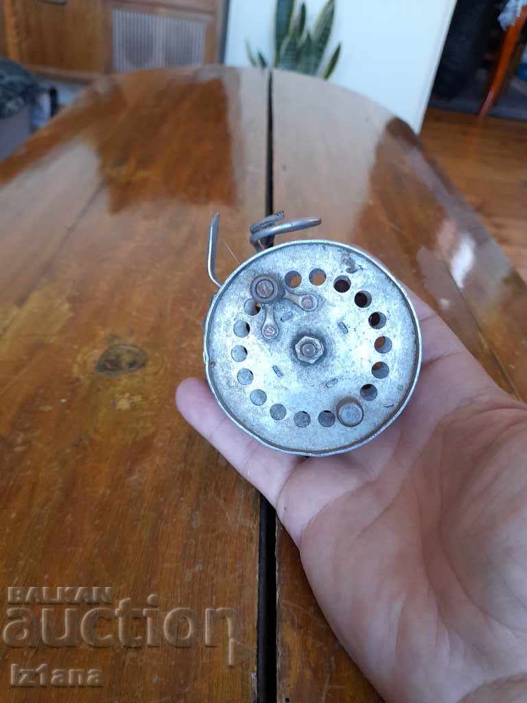 Old fishing reel with price 20.00 BGN | € 10.23 Old fishing reel with price 20.00 BGN | € 10.23