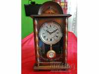 Παλιό μηχανικό ρολόι επιφάνειας εργασίας