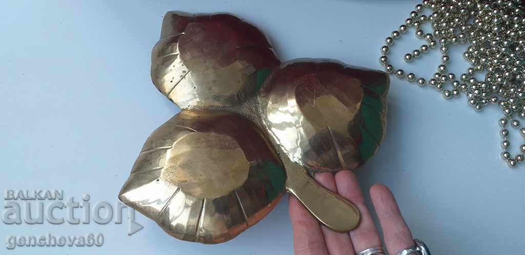 Παράδοση Όμορφο μπρούτζινο πιάτο για ξηρούς καρπούς, τριπλό σμάλτο Παράδοση Όμορφο μπρούτζινο πιάτο για ξηρούς καρπούς, τριπλό σμάλτο