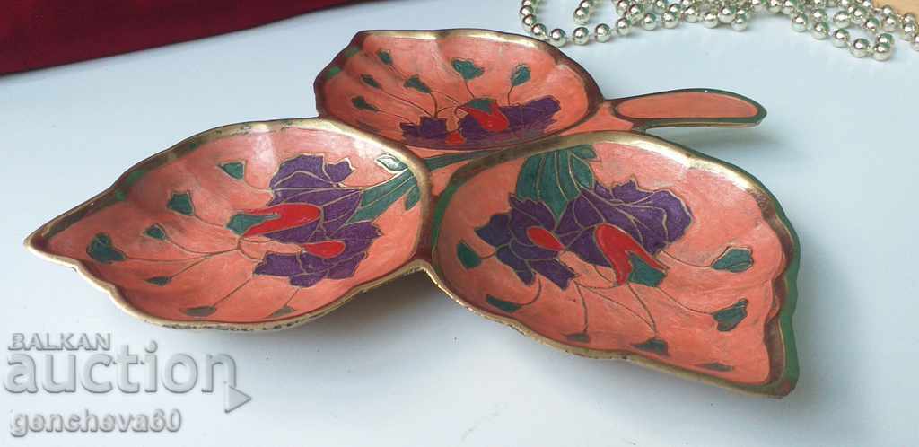 Όμορφο μπρούτζινο πιάτο για ξηρούς καρπούς, τριπλό σμάλτο Όμορφο μπρούτζινο πιάτο για ξηρούς καρπούς, τριπλό σμάλτο