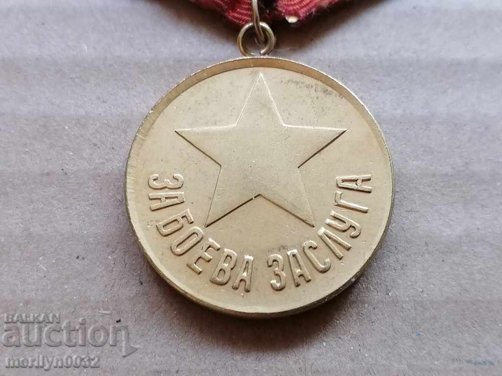 Παράδοση Μετάλλιο της μαχητικής αξίας μετάλλιο, κονκάρδες