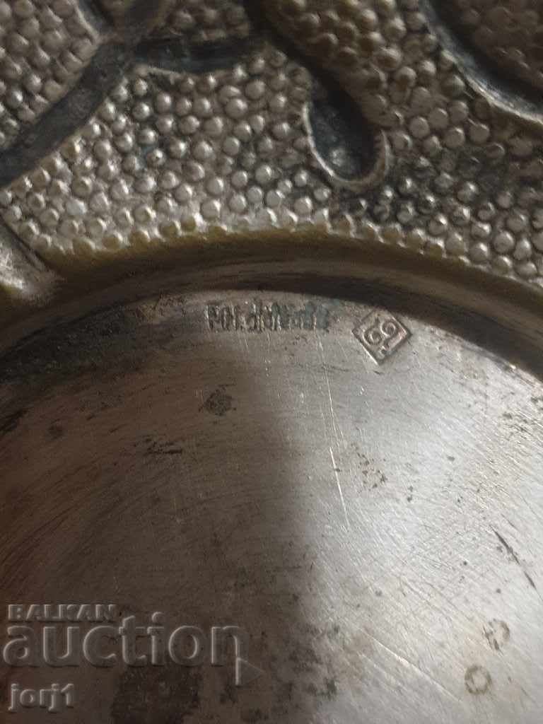 Auction An old silver-plated object Auction An old silver-plated object