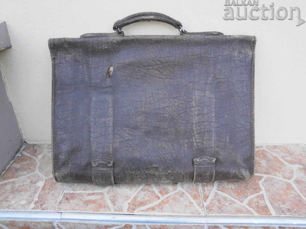 o geantă din piele antică cu preț 51.00 BGN | € 26.08 o geantă din piele antică cu preț 51.00 BGN | € 26.08