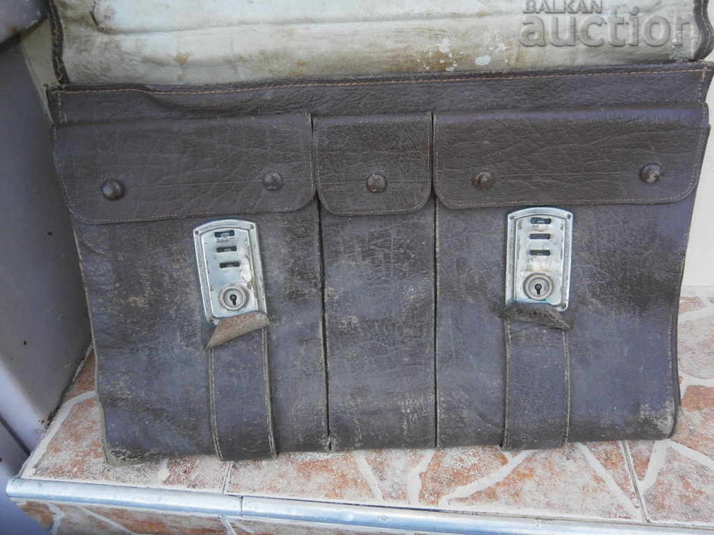 Licitație o geantă din piele antică Licitație o geantă din piele antică