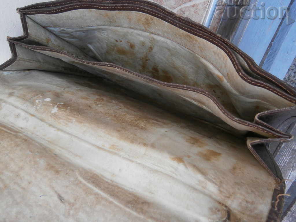 Livrarea o geantă din piele antică Livrarea o geantă din piele antică