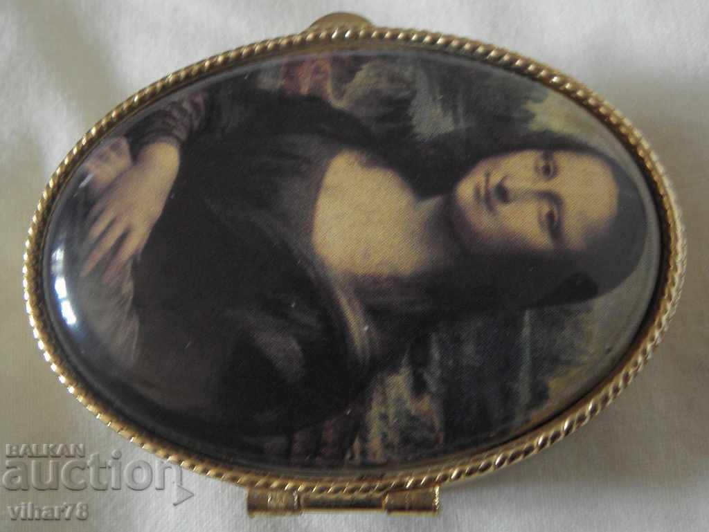 CUTIE MICĂ cu preț 24.99 BGN | € 12.78 CUTIE MICĂ cu preț 24.99 BGN | € 12.78