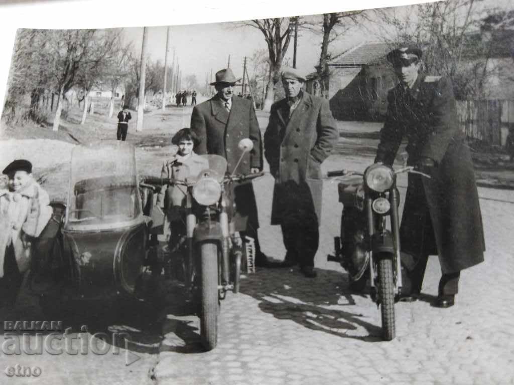 Licitație FOTO REALĂ - MOTOCICLETE, BSA, TRIUMF, INDIAN, Ariel, Plovdiv Licitație FOTO REALĂ - MOTOCICLETE, BSA, TRIUMF, INDIAN, Ariel, Plovdiv