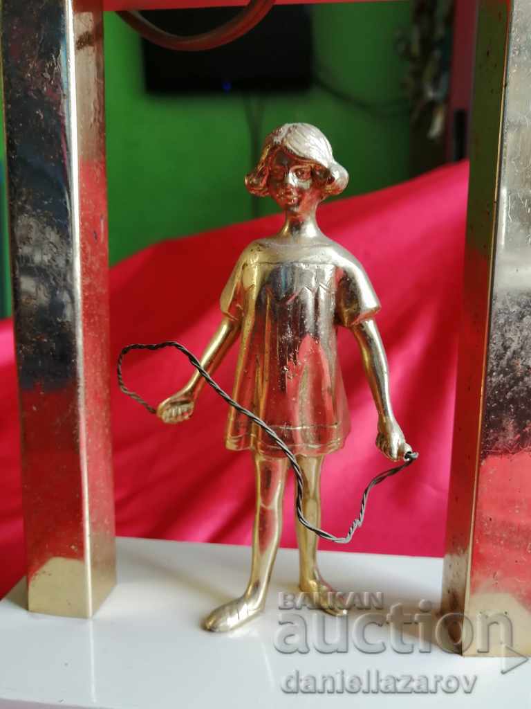 Стара Рядка ЛАМПА Момиченце Скача на Въже, Месинг с цена 75.00 лв. | € 38.35 Стара Рядка ЛАМПА Момиченце Скача на Въже, Месинг с цена 75.00 лв. | € 38.35