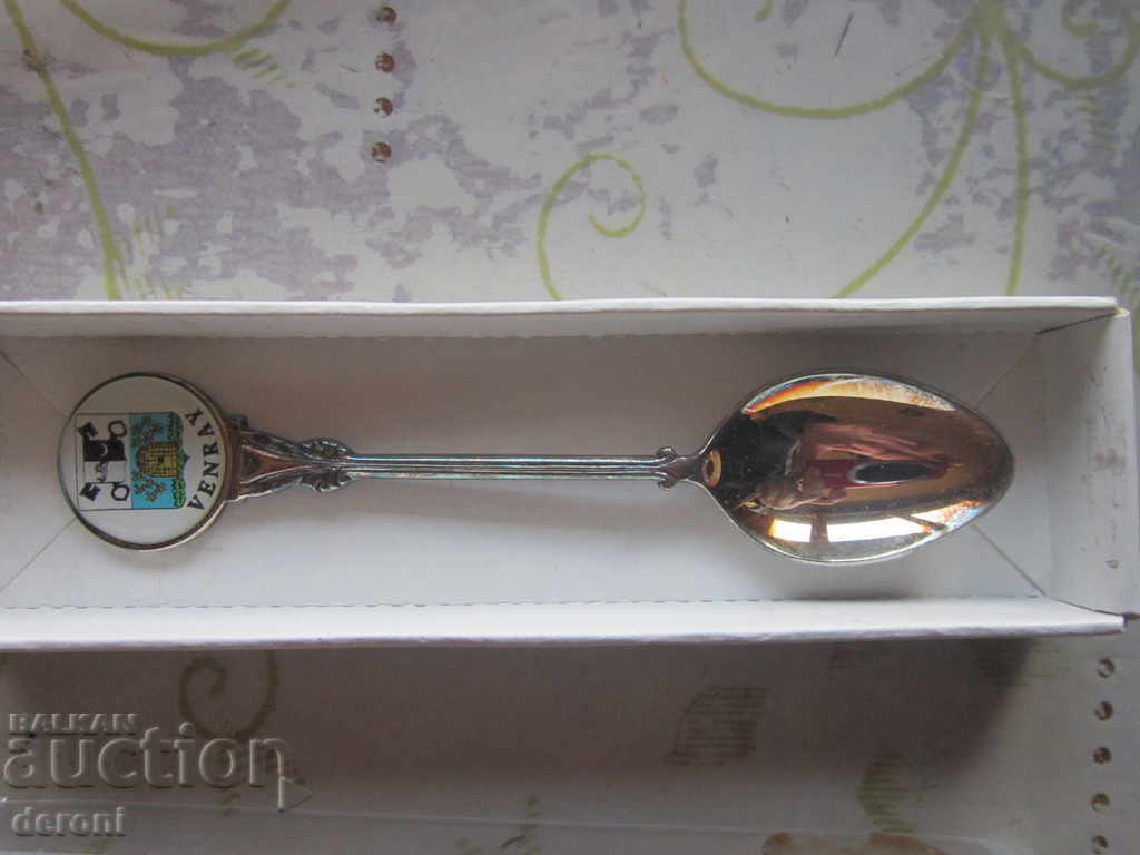 Silver spoon spoon in a box with price 10.00 BGN | € 5.11 Silver spoon spoon in a box with price 10.00 BGN | € 5.11