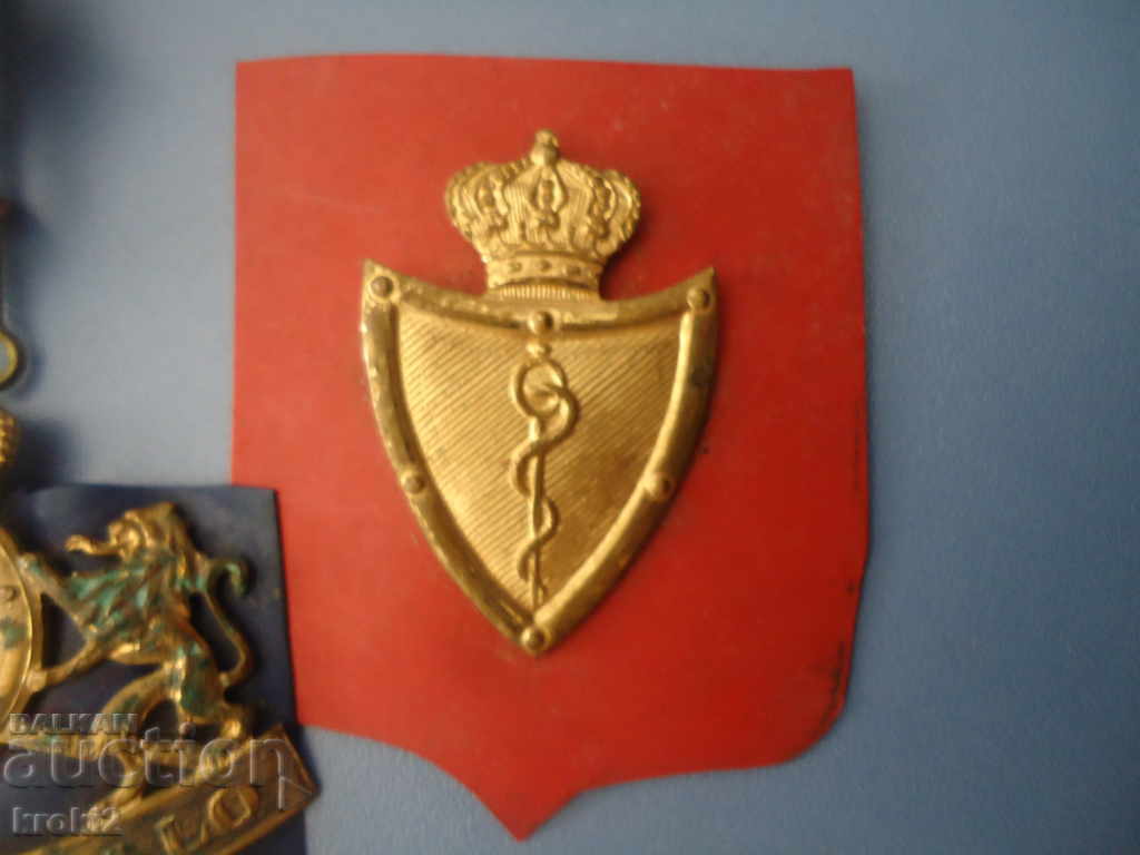 Delivery of Lot of 4 old military badges brass bronze and two patches
