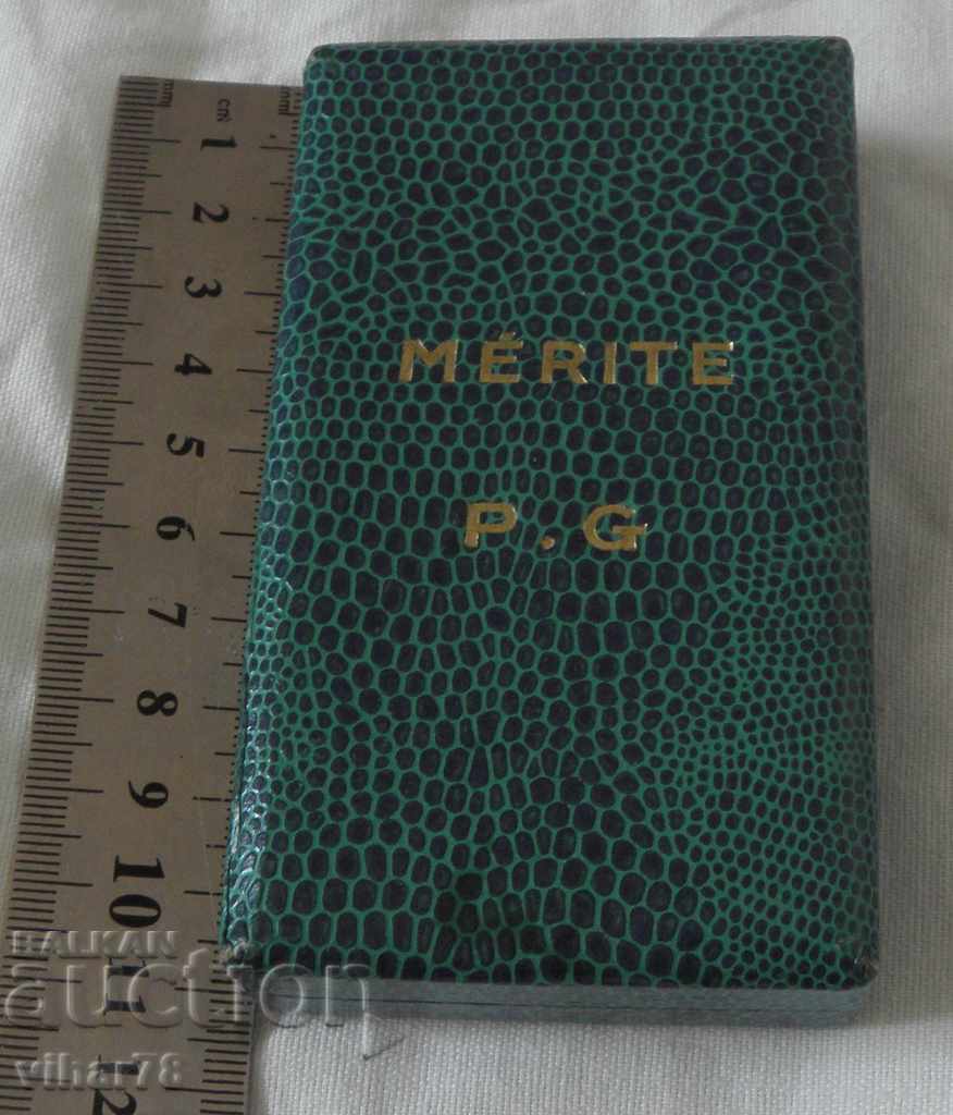 ФРЕНСКИ МЕДАЛ С КУТИЯ с цена 59.99 лв. | € 30.67 ФРЕНСКИ МЕДАЛ С КУТИЯ с цена 59.99 лв. | € 30.67