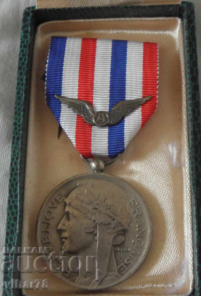 Аукцион ФРЕНСКИ МЕДАЛ С КУТИЯ Аукцион ФРЕНСКИ МЕДАЛ С КУТИЯ