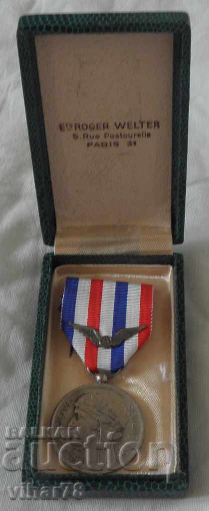 FRENCH MEDAL WITH BOX
