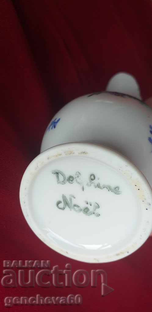 Delivery of Author's Victorian vase, Jug Noel Delivery of Author's Victorian vase, Jug Noel