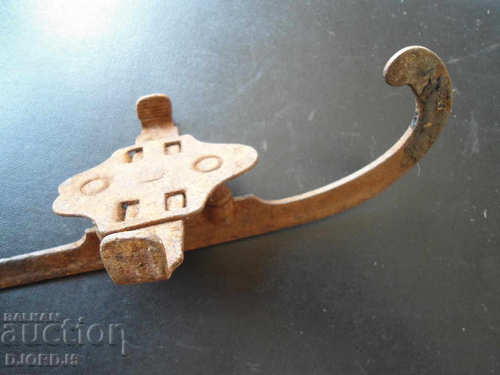 Old winter skate with price 5.00 BGN | € 2.56 Old winter skate with price 5.00 BGN | € 2.56