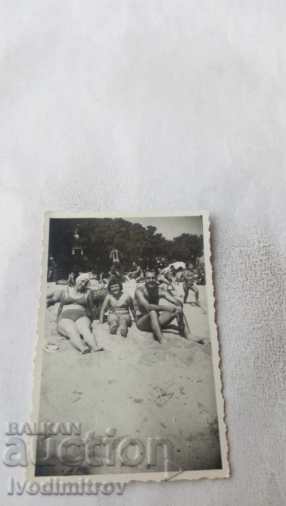 Снимка Мъж и жени на плажа