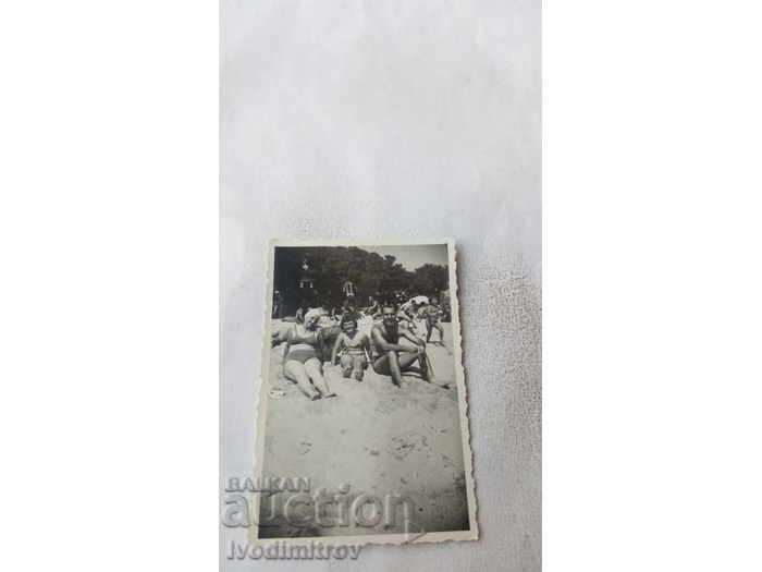 Снимка Мъж и жени на плажа Стари снимки Изделия от хартия Balkanauction