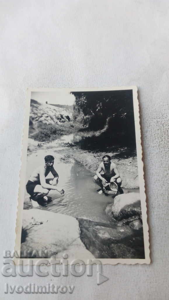Foto Doi bărbați pe flux