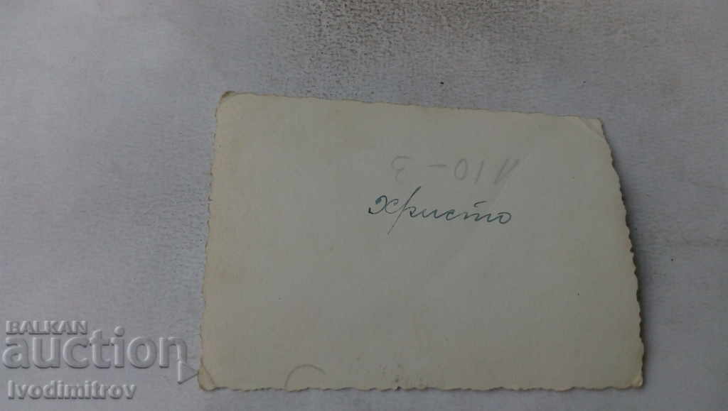 Fotografie Femeie și bărbați pe plajă cu preț 1.65 BGN | € 0.84