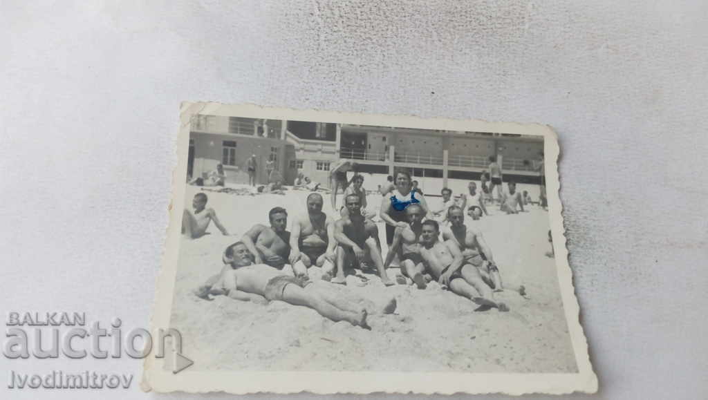 Φωτογραφία Γυναίκα και άνδρες στην παραλία