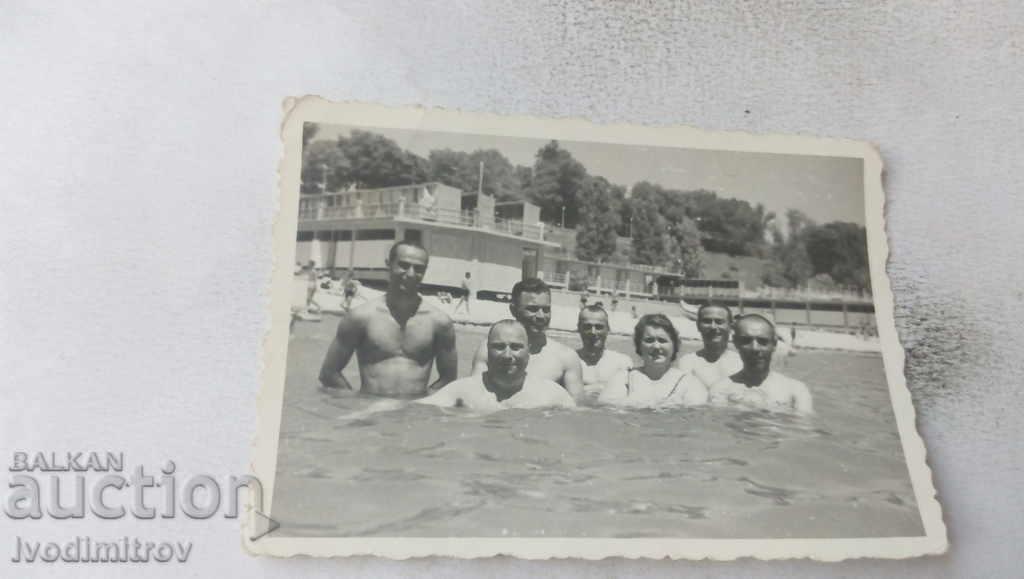 Φωτογραφία Γυναίκα και άνδρες στο νερό