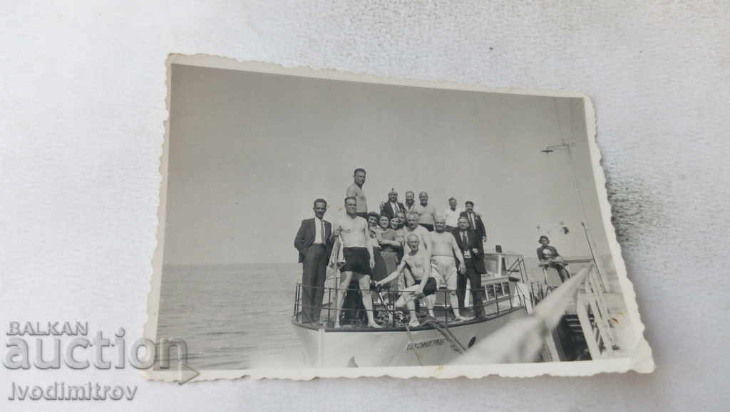 Снимка Мъже и жени на лодка Евкситоградъ