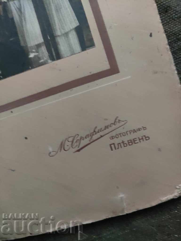 M. Serafimov fotograf Pleven : femei cu preț 75.00 BGN | € 38.35