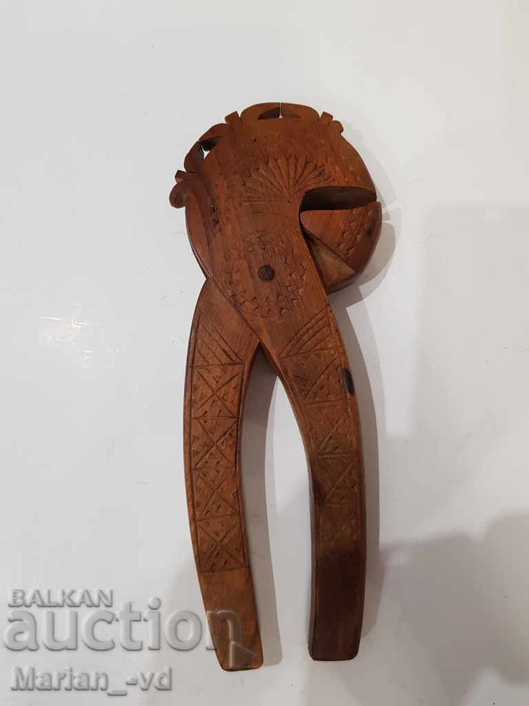 Wooden vintage hazelnut crusher - 7 Wooden vintage hazelnut crusher - 7