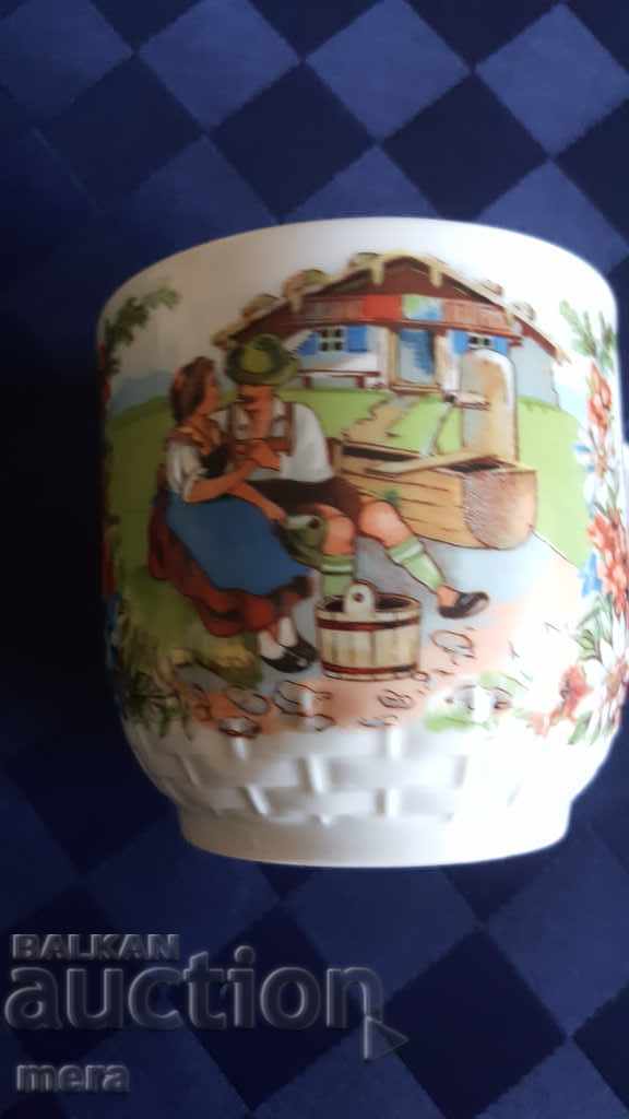 Pahar mare din porțelan-Bavaria. cu preț 15.00 BGN | € 7.67 Pahar mare din porțelan-Bavaria. cu preț 15.00 BGN | € 7.67