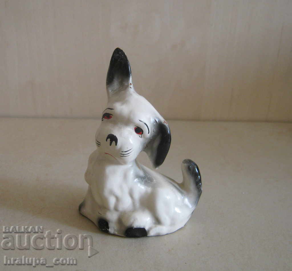 Vechea figură ceramică a unui câine