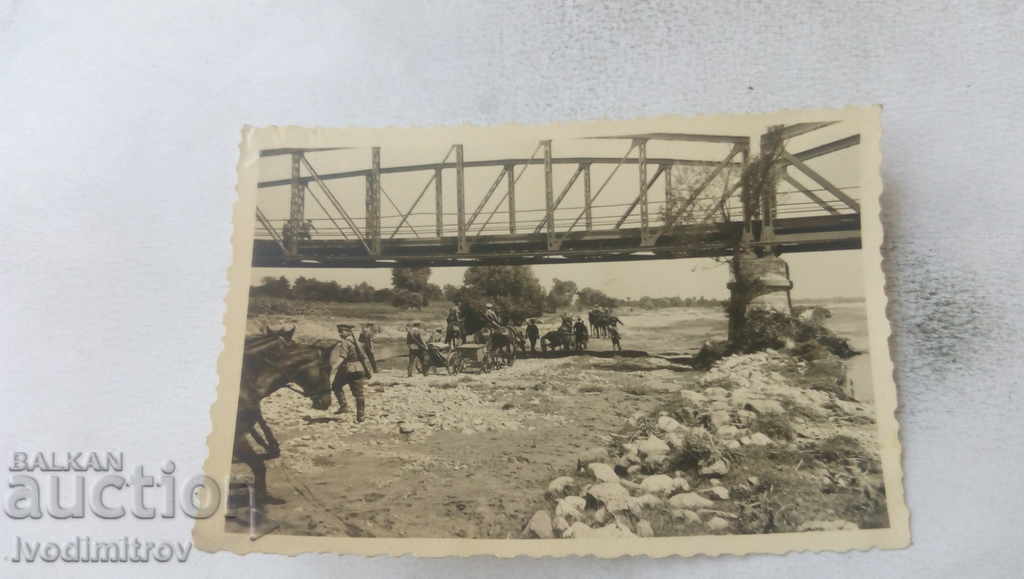Photo: Soldiers transporting an anti-aircraft gun along a riverbed Photo: Soldiers transporting an anti-aircraft gun along a riverbed