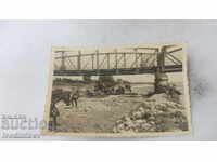 Снимка Войници превозват зенитно оръдие по корито на река