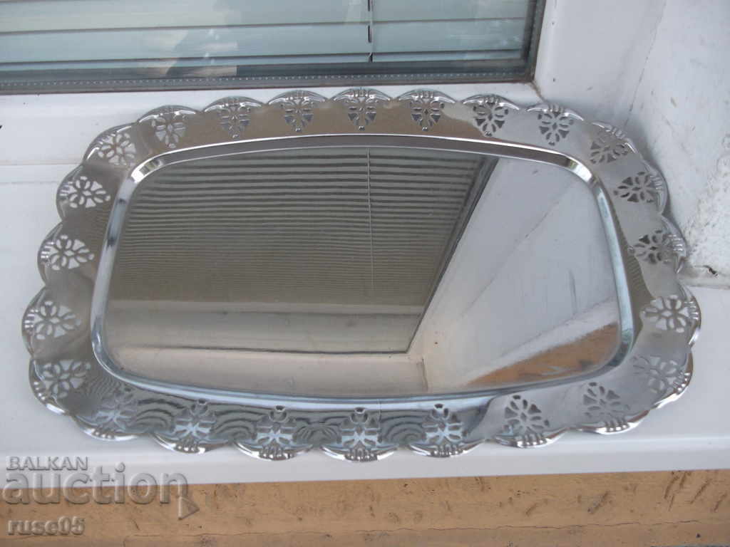 Tavă de servire metalică