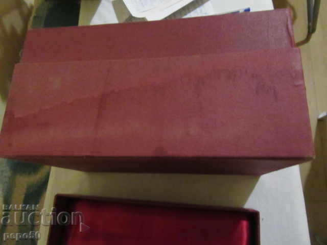 Auction OLD CARDBOARD GIFT BOX - 30x19,5x16cm Auction OLD CARDBOARD GIFT BOX - 30x19,5x16cm