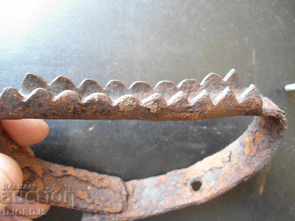 Ένα παλιό χέρι σιτηρών με τιμή 3.00 BGN | € 1.53 Ένα παλιό χέρι σιτηρών με τιμή 3.00 BGN | € 1.53